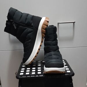 NWOT Women's Black and Brown Insulated Snow Boots